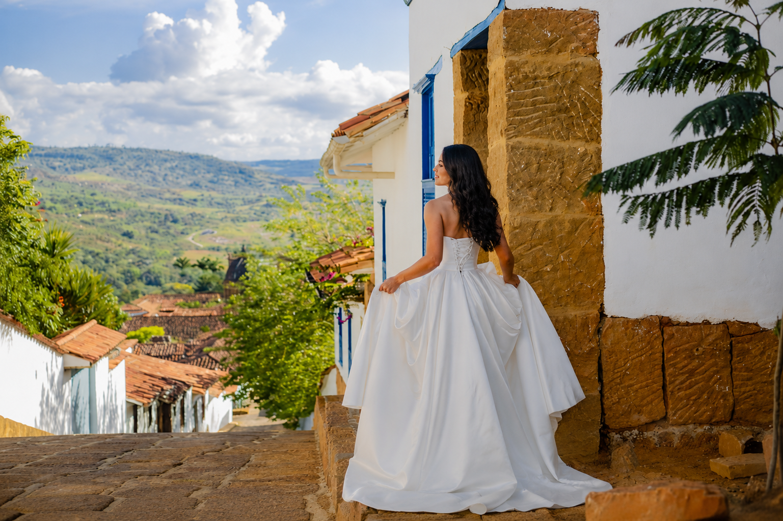 Novia mirando los tejados de Barichara desde una calle de piedra